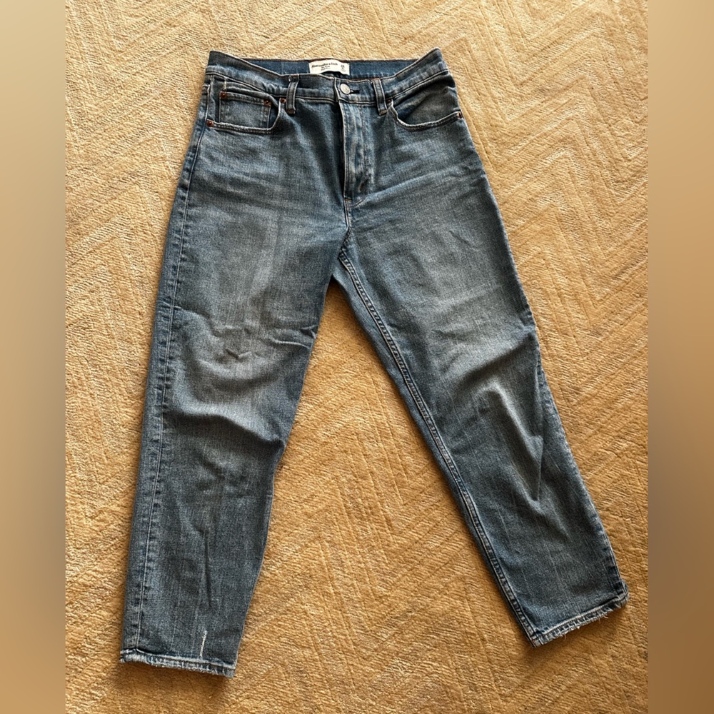 CLEARANCE: Abercrombie The Mom High Rise Jean 6 short (6s/28)